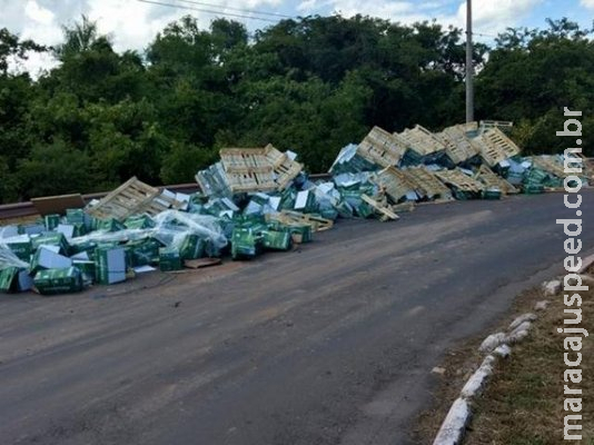Carga de papel tomba e complica trânsito de veículos em rotatória Carga de papel tomba e complica trânsito de veículos em rotatória