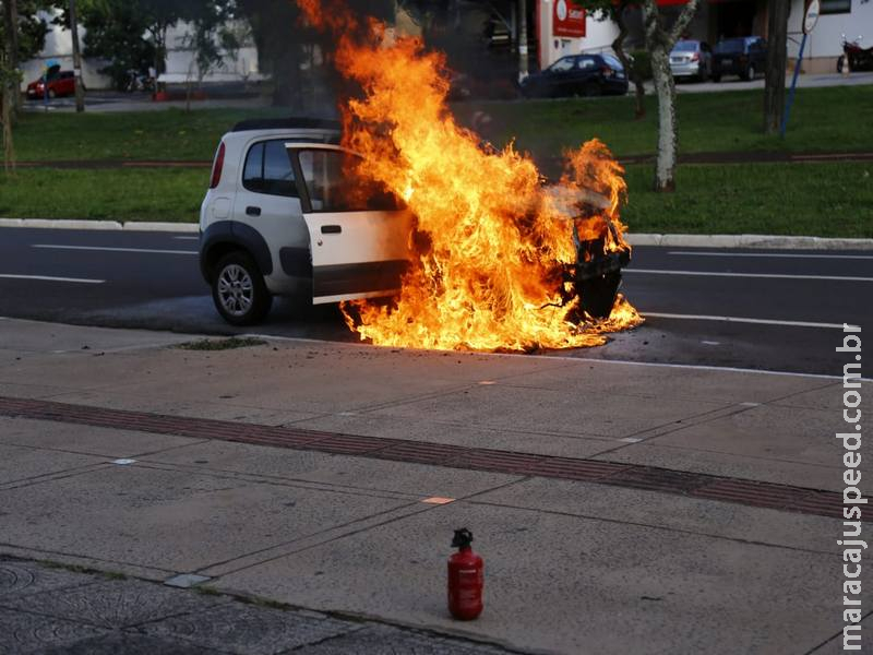  Carro fica destruído depois de pegar fogo na Afonso Pena por causa de curto circuito