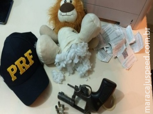 Casal é preso levando revólver e drogas escondidos em urso de pelúcia dos filhos Casal é preso levando revólver e drogas escondidos em urso de pelúcia dos filhos