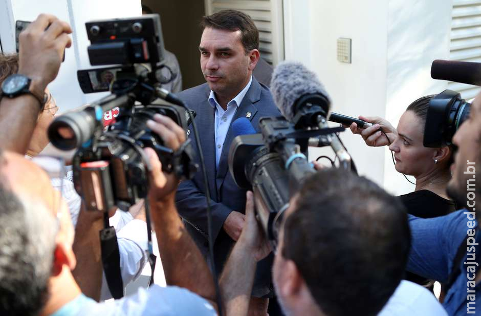 Caso Queiroz: Filho de Bolsonaro alegou foro privilegiado Caso Queiroz: Filho de Bolsonaro alegou foro privilegiado