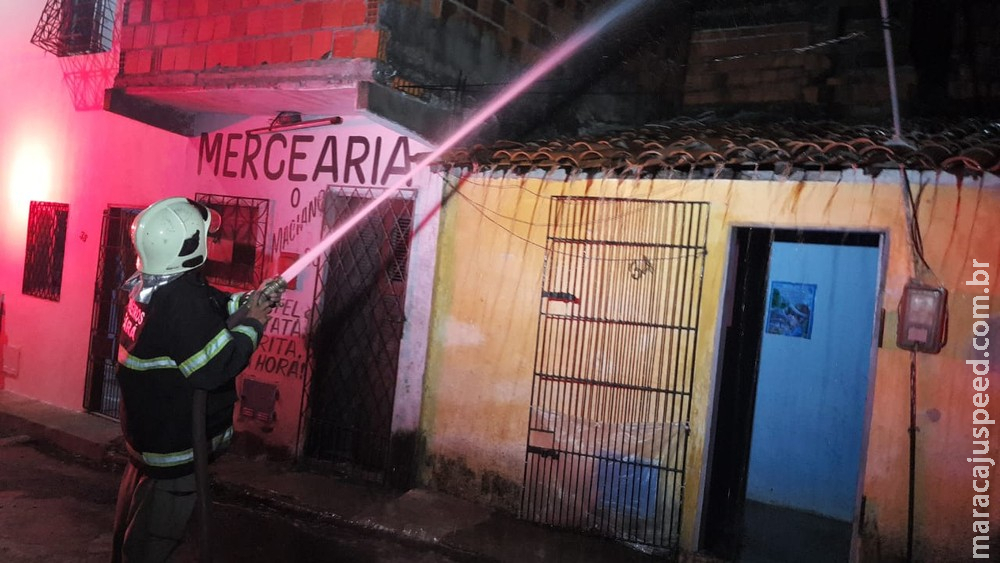 Ceará tem terceira noite seguida de ataques; carros são incendiados em concessionária e em shopping de Fortaleza