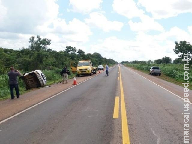Colisão entre veículos tem capotagem e quatro pessoas feridas na BR-163