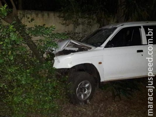 Com camionete do vô, condutor sem CNH destrói muro de pousada e foge da PM