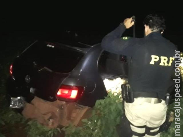Com meia tonelada de maconha, traficante abandona o carro na mata e foge Com meia tonelada de maconha, traficante abandona o carro na mata e foge