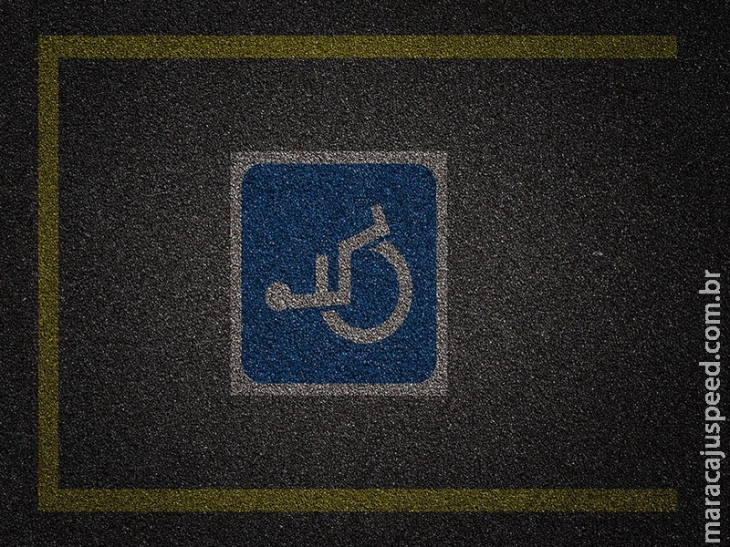 Comissão aprova multa multiplicada por cinco para quem estacionar em vaga de idoso ou deficiente Comissão aprova multa multiplicada por cinco para quem estacionar em vaga de idoso ou deficiente