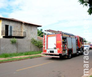 Criança ateia fogo em sofá e irmã fica cercada por fumaça