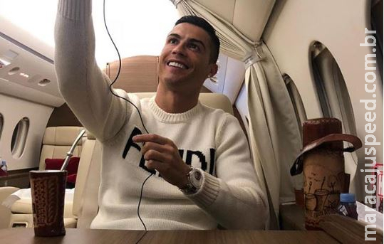 Cristiano Ronaldo posta foto com suposto tereré e causa polêmica na internet Cristiano Ronaldo posta foto com suposto tereré e causa polêmica na internet