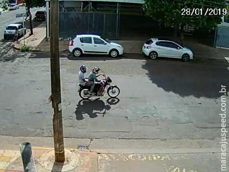 Dupla furta moto de funcionário de posto e anunciam no Facebook