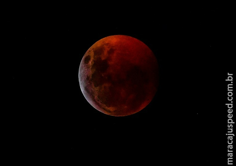 Eclipse lunar total é observado em várias partes do mundo