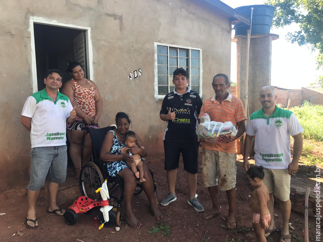 Famílias carentes, recebem cestas básicas arrecadadas em futebol Solidário Famílias carentes, recebem cestas básicas arrecadadas em futebol Solidário
