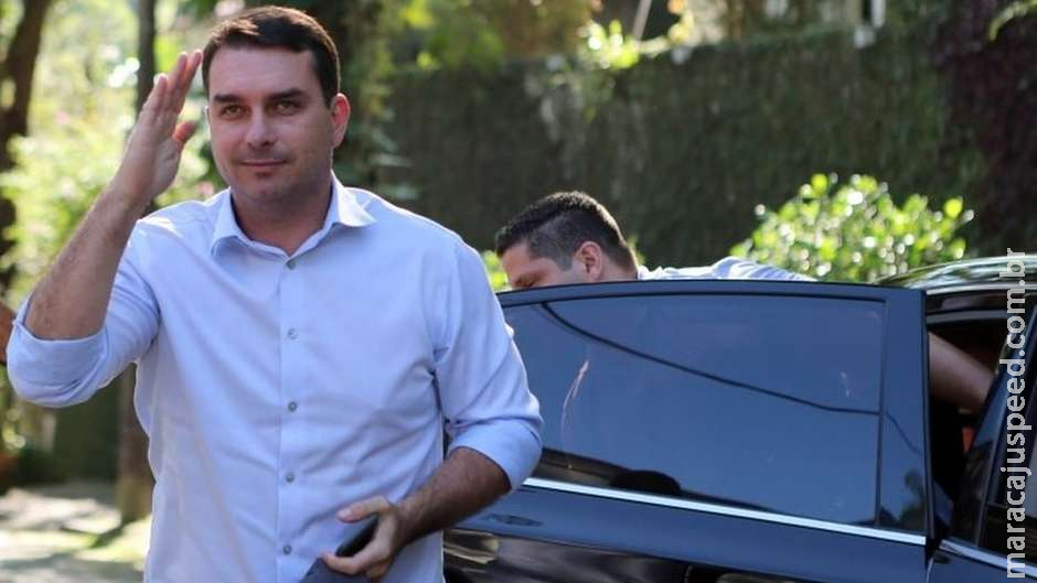 Flávio Bolsonaro avisa pelo Facebook que não irá depor no MP Flávio Bolsonaro avisa pelo Facebook que não irá depor no MP