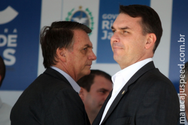 Flávio Bolsonaro empregou mãe e mulher de chefe do "escritório do crime" em seu gabinete, diz jornal Flávio Bolsonaro empregou mãe e mulher de chefe do "escritório do crime" em seu gabinete, diz jornal