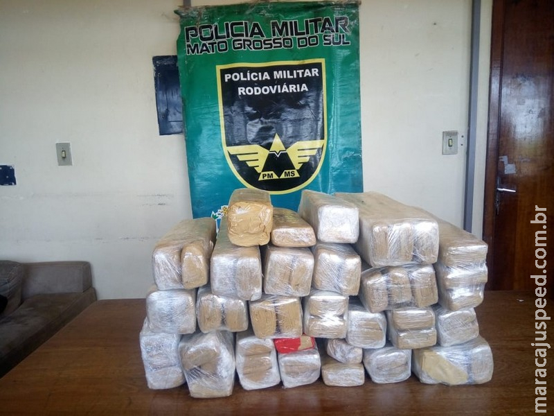 Funcionários sentem cheiro forte e maconha que seria despachada da fronteira como escultura é apreendida