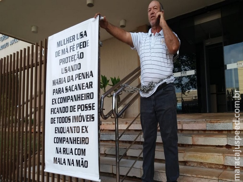HHomem diz ser vítima de injustiça, acusa ex e acorrenta-se em frente ao Fórum de Dourados HHomem diz ser vítima de injustiça, acusa ex e acorrenta-se em frente ao Fórum de Dourados