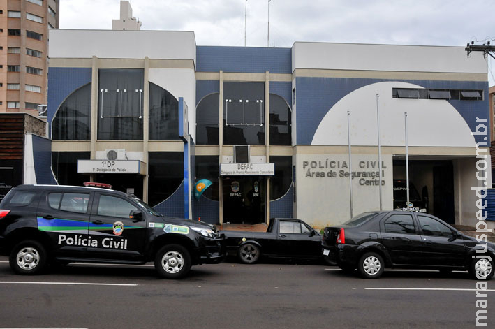 Homem dispara tiros na rua e se tranca em casa com criança