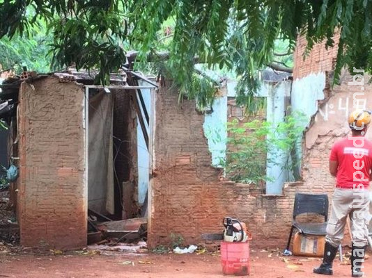 Incêndio destrói edícula em ponto de encontro de usuários de drogas Incêndio destrói edícula em ponto de encontro de usuários de drogas