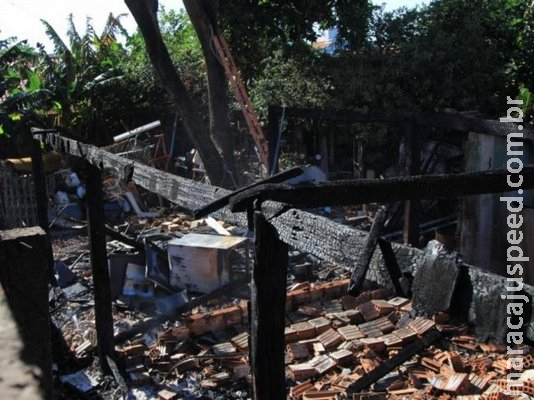 Incêndio destrói residência que tinha material reciclável