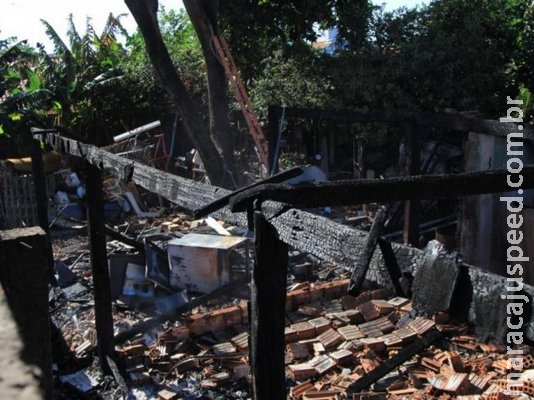Incêndio destrói residência que tinha material reciclável Incêndio destrói residência que tinha material reciclável