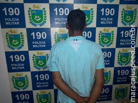 Jovem arremessa garrafa de cerveja contra viatura da PM e é preso