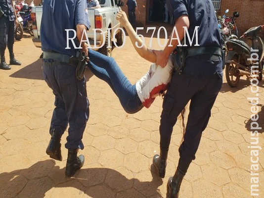  Jovem é ferida com três tiros na rua por ex-marido que não aceitava fim de casamento