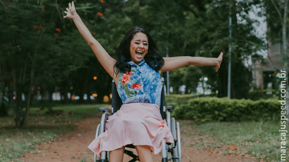 Jovem fica paraplégica ao colocar piercing e mostra sua recuperação nas redes sociais Jovem fica paraplégica ao colocar piercing e mostra sua recuperação nas redes sociais
