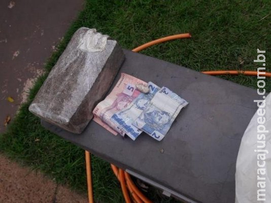 Jovem tenta disfarçar, mas é preso com 