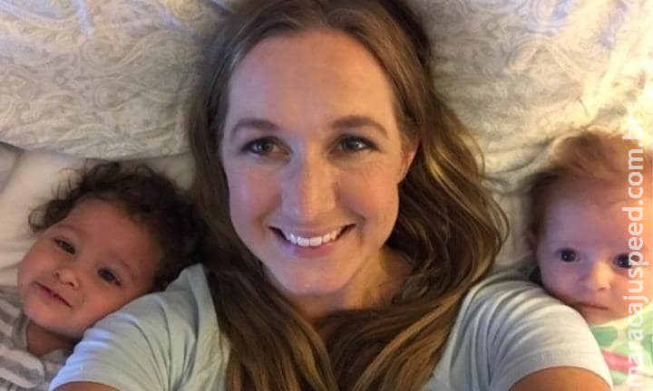 Mãe descobre que seus dois filhos adotivos são irmãos Mãe descobre que seus dois filhos adotivos são irmãos