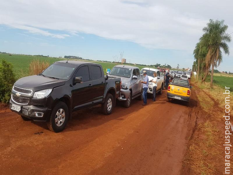 Maracaju: Engavetamento de caminhonetes na antiga estrada da usina velha Maracaju: Engavetamento de caminhonetes na antiga estrada da usina velha