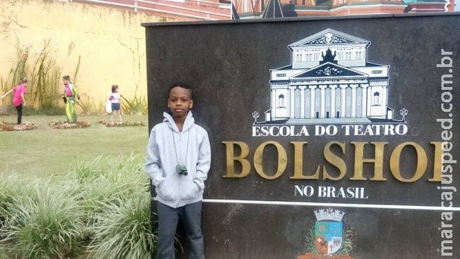 Menino baiano de 9 anos vai estudar balé no Bolshoi graças a vaquinha online