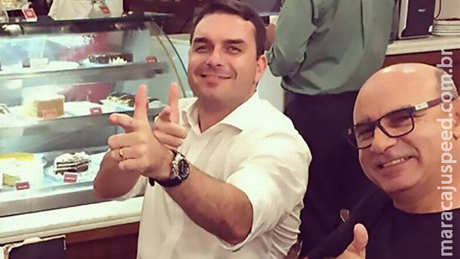 Ministro do STF suspende investigação sobre Queiroz, ex-assessor de Flávio Bolsonaro Ministro do STF suspende investigação sobre Queiroz, ex-assessor de Flávio Bolsonaro