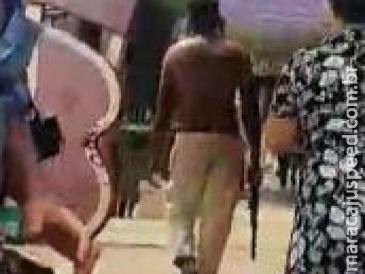 Morador de rua é flagrado andando com fuzil na mão e assusta moradores