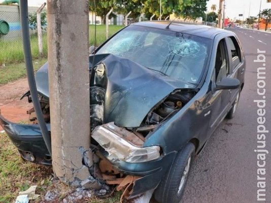 Motorista dorme ao volante, carro colide em poste e três ficam feridos