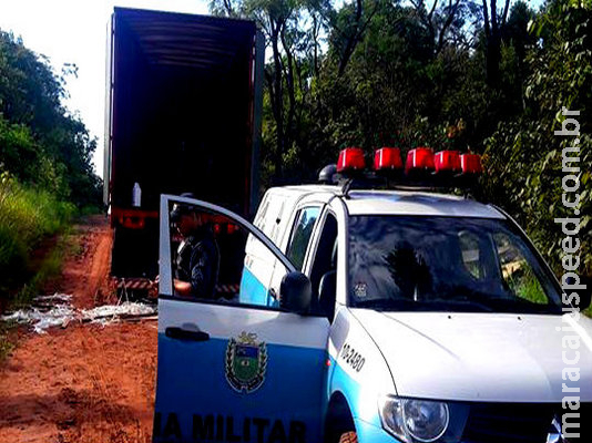 Motorista é sequestrado, consegue pedir ajuda e PM recupera caminhão roubado Motorista é sequestrado, consegue pedir ajuda e PM recupera caminhão roubado