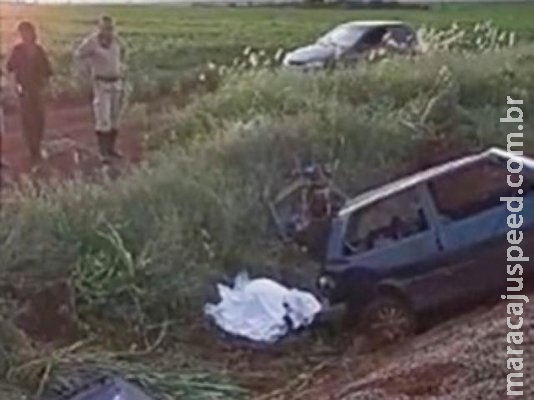 Motorista morre ao ser arremessado para fora de carro em capotagem Motorista morre ao ser arremessado para fora de carro em capotagem