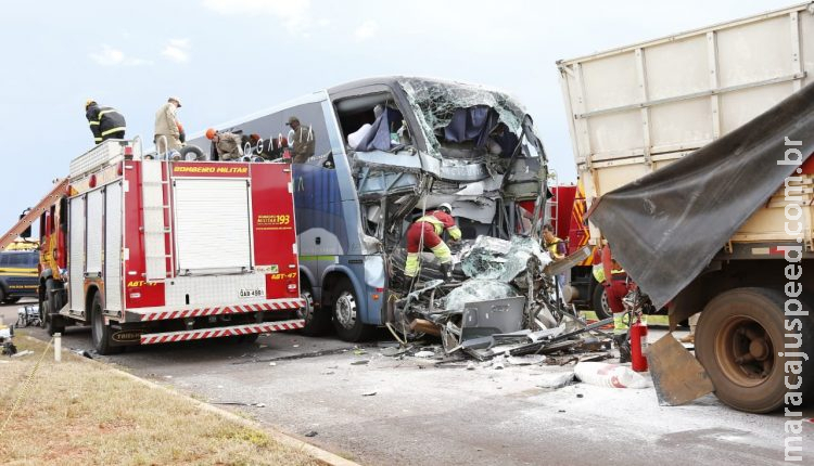  Motorista morre e cinco ficam feridos após ônibus bater em carreta parada na BR-163