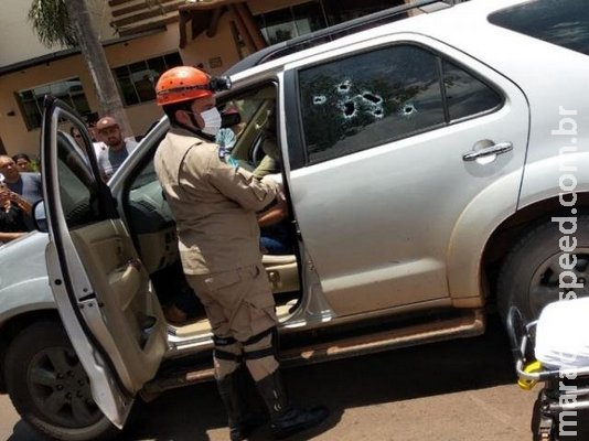 Mulher é fuzilada dentro de Hilux no centro de cidade da fronteira