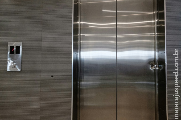 Mulher passa três dias presa em elevador Mulher passa três dias presa em elevador