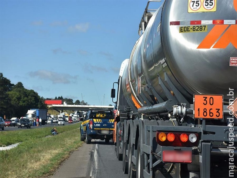 ​O que um motorista que transporta carga perigosa precisa saber?