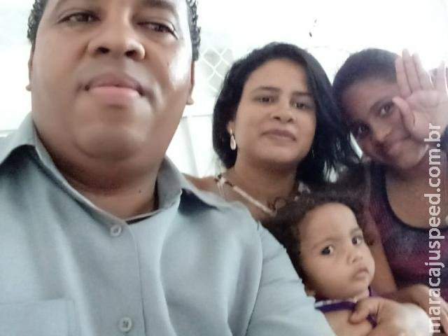 Olhar de Jaynne é esperança de casal que luta para filha se alimentar sozinha Olhar de Jaynne é esperança de casal que luta para filha se alimentar sozinha