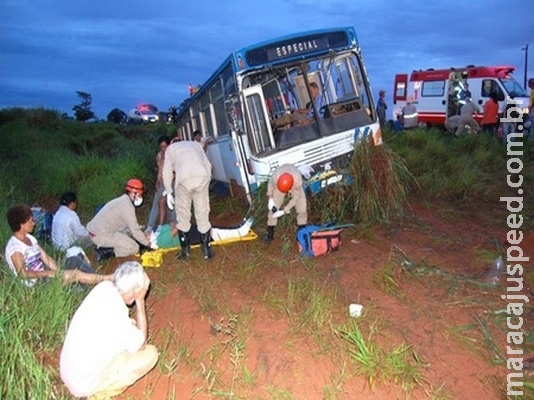  Ônibus com trabalhadores rurais cai em ribanceira em rodovia depois de pneu estourar