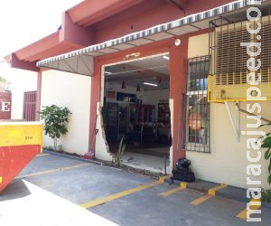Padaria tem muro destruído após ser atingida por veículo Padaria tem muro destruído após ser atingida por veículo