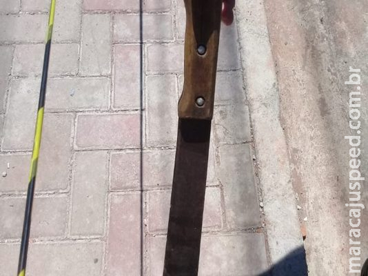 Pai é golpeado com facão pelo próprio filho e sofre corte profundo na nuca