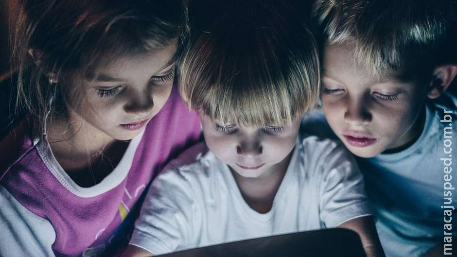 Pais devem se preocupar menos com uso de eletrônicos pelos filhos, dizem pediatras britânico Pais devem se preocupar menos com uso de eletrônicos pelos filhos, dizem pediatras britânico