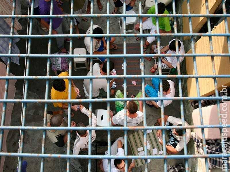 País tem superlotação e falta de controle dos presídios País tem superlotação e falta de controle dos presídios