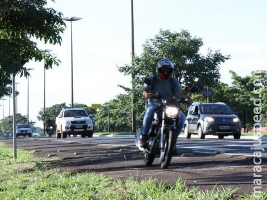 Para tentar burlar radar, motociclistas aceleram em acostamento