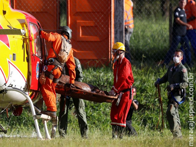 Parentes vivem angústia na busca por desaparecidos em tragédia em MG Parentes vivem angústia na busca por desaparecidos em tragédia em MG