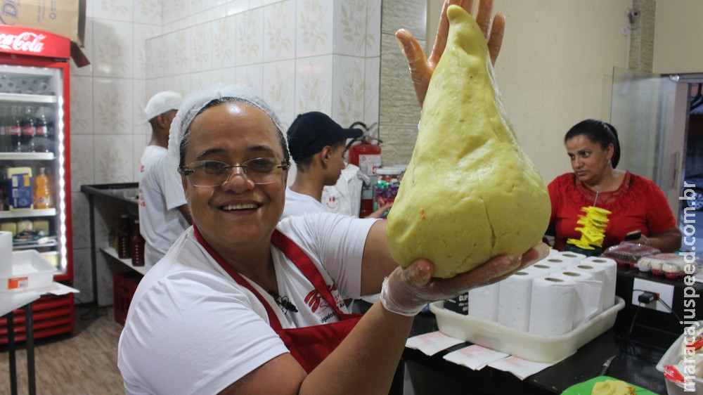 Pastelaria é atração com coxinhas Pastelaria é atração com coxinhas