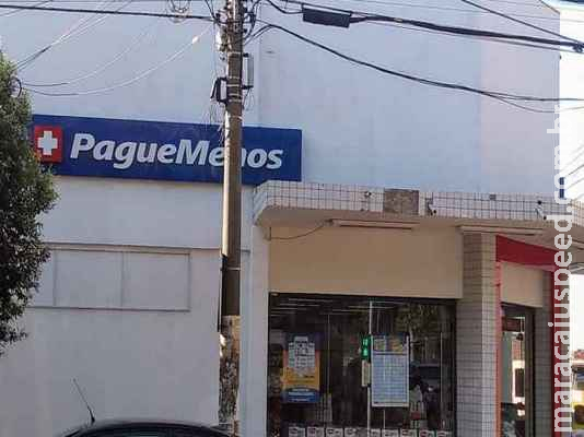 Pelo telhado, bandido entra em farmácia para furtar bolachas e sorvetes