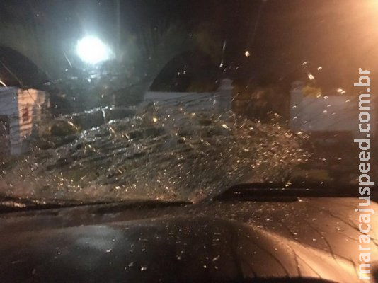 Placa se solta com ventania e quebra para-brisa de veículo em avenida Placa se solta com ventania e quebra para-brisa de veículo em avenida