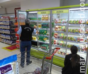 Procon encontra leite e carne vencidos em supermercado Procon encontra leite e carne vencidos em supermercado